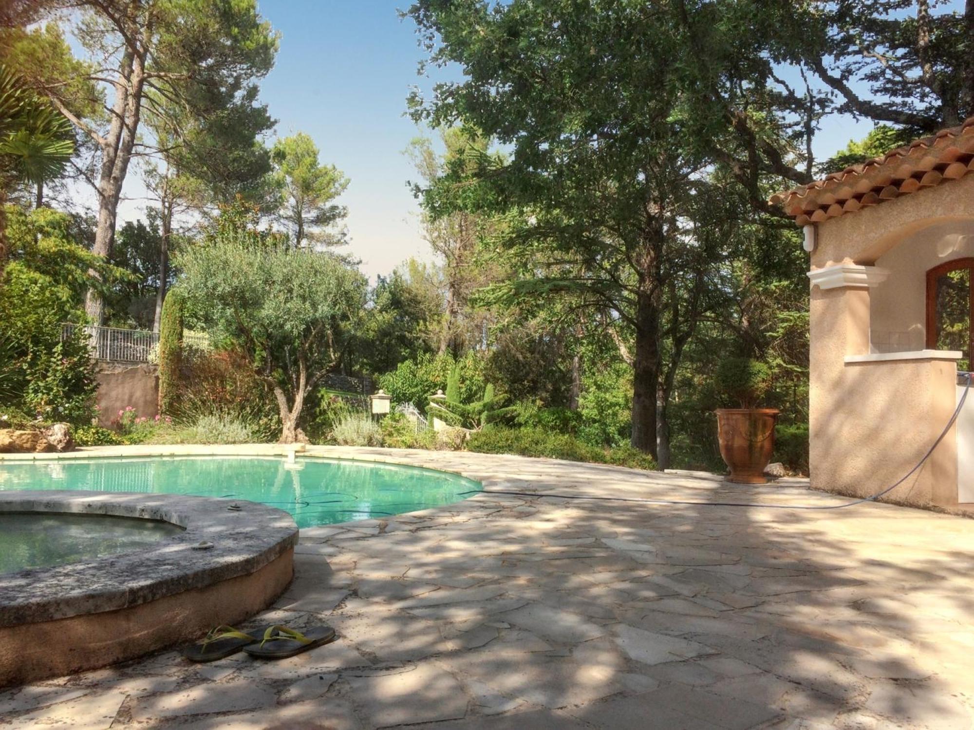 Villa Spacieuse Avec Piscine A Saint Maximin Eksteriør bilde