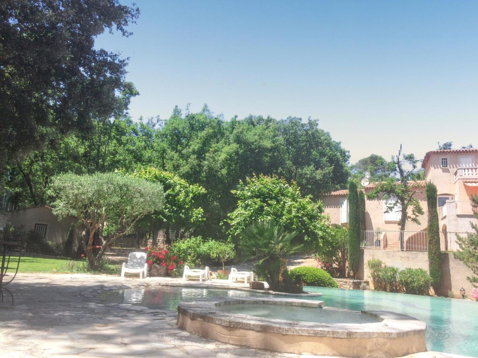 Villa Spacieuse Avec Piscine A Saint Maximin Eksteriør bilde